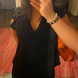 söt svart topp - Söt volangig topp med lite spets. Säljer den då den inte är min stil längre❤️fint skick aldrig använd 