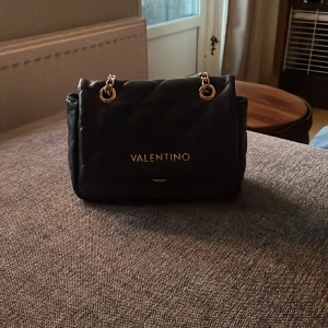 Valentino väska  - Bra skick, snygg ganska liten men ändå rymlig! Köpt för typ ett år sedan 