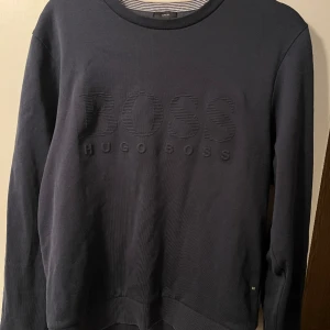 Hugo boss sweatshirt  - Säljer denna tröja då den inte passar mig i storleken längre.  Mycket fint skick på denna, inga skador! Storleken är S men slim fit så väldigt slimmad storlek. Säljer denna för 450kr