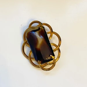 Brosch  - Vacker brosch med infattad agat