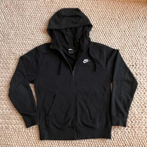 Nike zip up hoodie - Svart Nike zip up hoodie i stl.Xs
