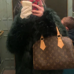 Pälsjacka  - Säljer denna päls jacka från nelly men köpte den på sellpy, säljer för 400 