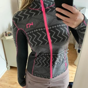 Fleece - Mönstrad fleece Kari traa