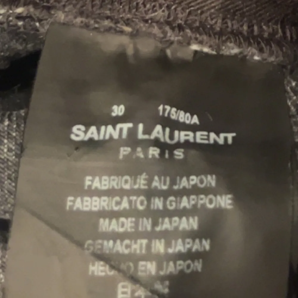 Tja säljer nu mina saint Laurent jeans för de ligger bara och samlar dam, skriv gärna vid frågor! De passar för folk som är mellan 170-180. Jeans & Byxor.