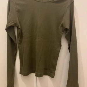 Långärmad tröja - Jättefin olivgrön långärmad tröja. Mycket bra skick💕