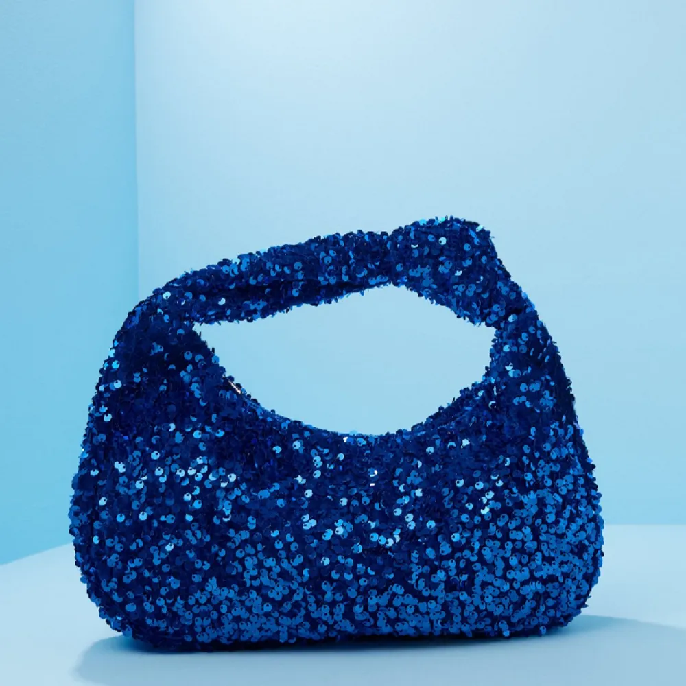 Blå väska med paljetter från Nelly🪩 passar perfekt till nyår💖. Väskor.