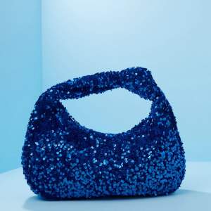 Blå väska med paljetter från Nelly🪩 passar perfekt till nyår💖