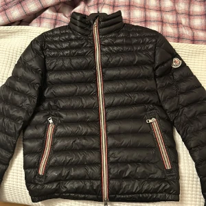 Moncler Daniel jacket  - Säljer en fet monclerjacka i bra skick. Använd under hösten. Skicka 8/10. Nypris 12 000kr.  