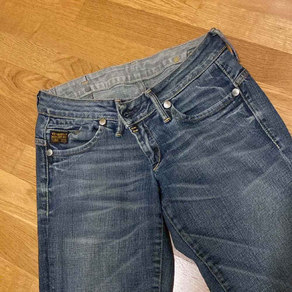 Low waist jeans från G-Star i storlek 29 och längd 34. Köpta secondhand på zalando men har inte använts. . Jeans & Byxor.