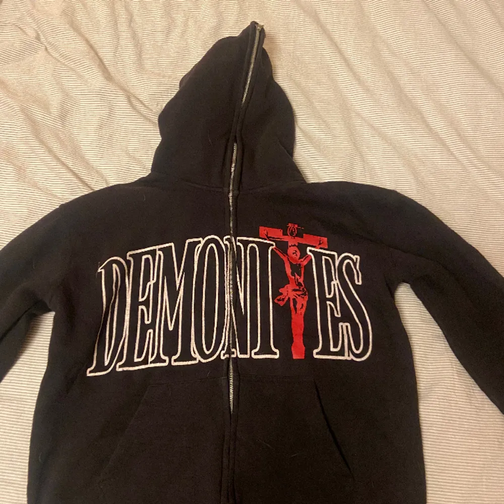 Säljer en limiterad Demonties hoodie i Strl M. Fullzip. . Hoodies.