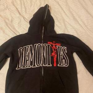 Säljer en limiterad Demonties hoodie i Strl M. Fullzip. 