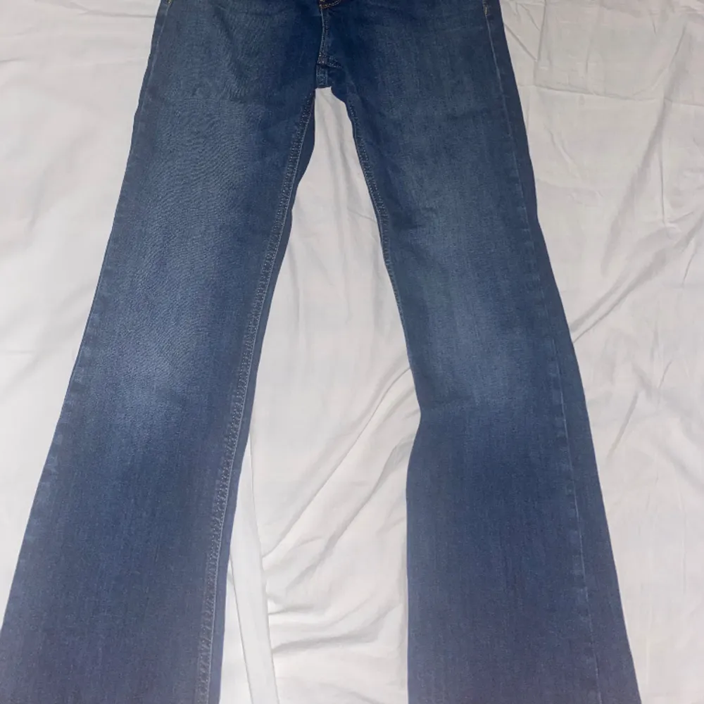 så fina low waisted jeans från lindex som säljes pga de inte kommer till användning midjemått tvärs över: 34 cm innerbenslängd:70cm. Jeans & Byxor.