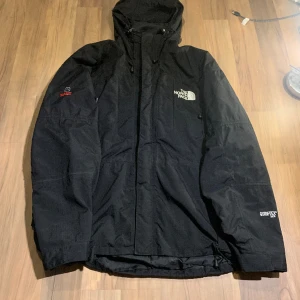North face täckjacka summit series  - Fint skick förutom en flaw på snörena man drar åt i luvan och runt midjan (se sista bilden)