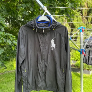 Polo vindjacka  - Polo Ralph lauren vindjacka som är sparsamt använd. Infällbar luva och storlek står på bild 2.