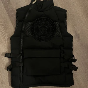 Väst Glorious Gangster - Ny väst från Glorious Gangster säljes.  Xs herrmodell motsvarar en S i dam(detta jag har) som syns på bild