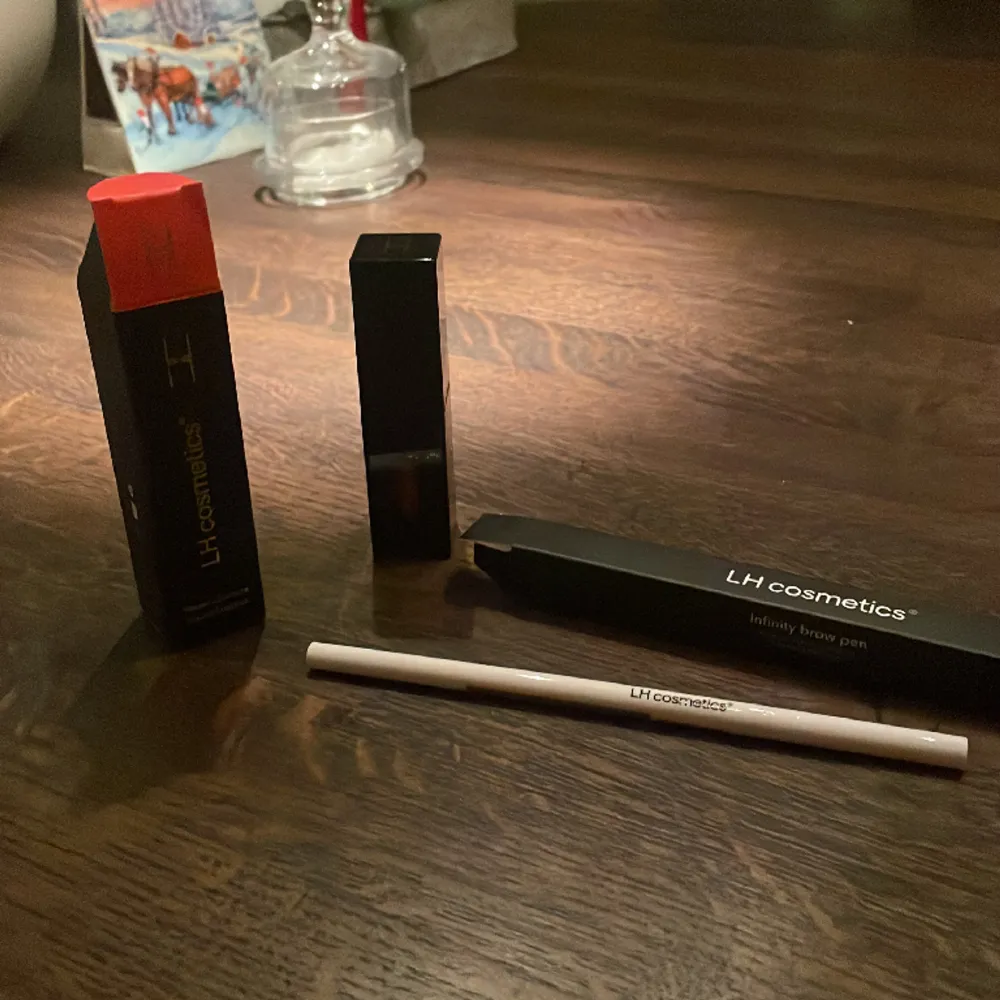 Ett Liquid lipstick 200kr  En brynpenna i färgen Taupe 175kr Båda är helt OANVÄNDA ❤️. Accessoarer.