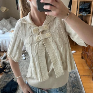 Kofta  - Trekvartsärmad kofta! Köpt second hand i New York🖤stickad och superskön 