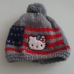 Hello kitty mössa  - Använde fåtal gånger när jag var liten, är i barnstorlek 😊