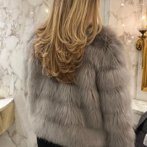 Grå pälsjacka - Så snygg grå pälsjacka i storlek M