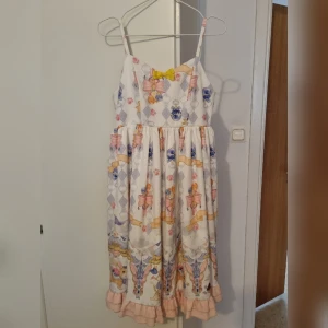 Lolita klänning med corgis - Corgi circus från insomnia lamb (taobao). Fint skick. Mått: byst: 82-95cm midja: 74-82cm. Kan mötas upp i vänersborg