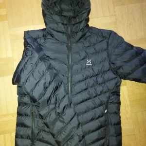 Haglöfs 'tunn' dunjacka NY - Svart helt ny Haglöfs jacka  Storlek L 