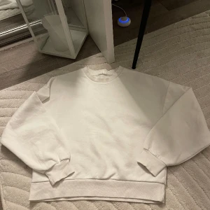 Sweatshirt ifrån Gina tricot  - Vit sweatshirt ifrån Gina tricot. Storlek xs