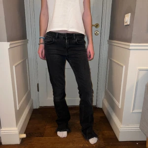 Zara jeans - Knappt använda bootcut jeans från zara. Har liknande så vill att det kommer till någon som kan använda dem💓