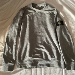 Stone island tröja  - Tröja från Stone Island. Köpt i vår för 900kr begagnad mitt pris 700kr Qr-kod scannar