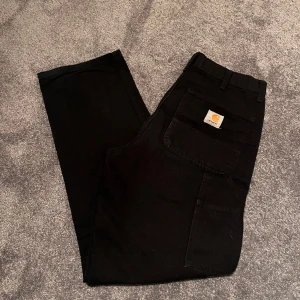 Carhartt byxor - Säljer mina ”carhartt single knee” nu för dom inte kommer till användning. Nypris 1200 kr, Nyskick