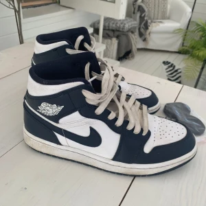 Jordan 1 obsidian gold  - Säljer min Jordan 1 obsidian gold. Andvänt 1 månad men tröttnade på dem. Dem är lite creasade och snörena är lite smutsig men dem går att byta mot ett par blå som skickas med. Ursprungs pris 1600kr. Köparen står för frakt!