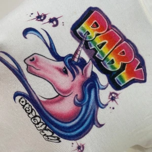 Omighty  - T-shirt från märket omighty, säljs inte längre! Strl L, skyltdockan bär S som referens och passar jättebra 💗