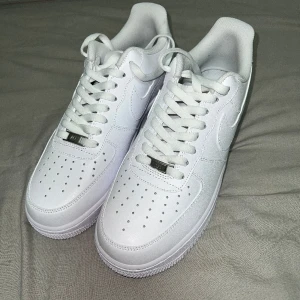 Air force 1 - Knappt använd par af1. Fick som gåva men säljer tyvärr eftersom den va för stora.   Priset går att diskuteras 