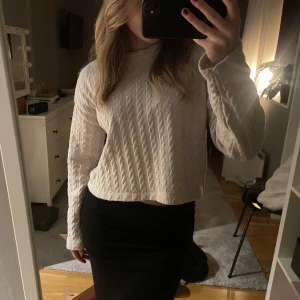 Kabelstickad tröja - Tröja från stradivarius, i nyskick🙌🙌 