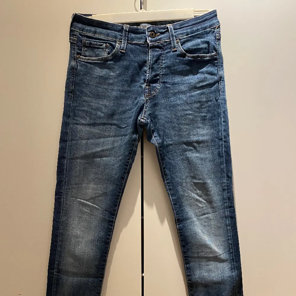 Jättefina jeans från Jack&Jones. Modell Glenn storlek 29/32. Knappgylf. Som nya. . Jeans & Byxor.