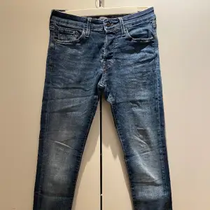 Jättefina jeans från Jack&Jones. Modell Glenn storlek 29/32. Knappgylf. Som nya. 
