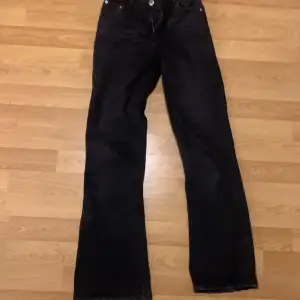 Low Waits Botkyrka jeans som är svarta dom är i från Gina tricot och kostade 300 kr men säljer för 150 kr 💘