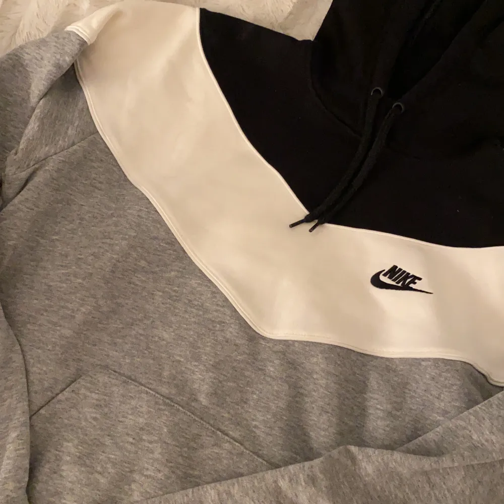 Jätteskön och fin nike hoodie som endast kommit till användning en gång, så den är i superbra skick. Storlek M. Hoodies.