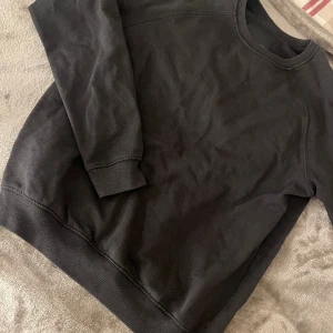 Collegetröja  - En svart och en beige collegetröja från lager 157,storlek s i båda. 60kr för båda 