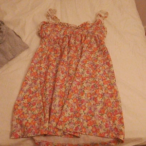 Kort klänning från gina - Förlåt för dålig bildkvalite! Storlek 146-154