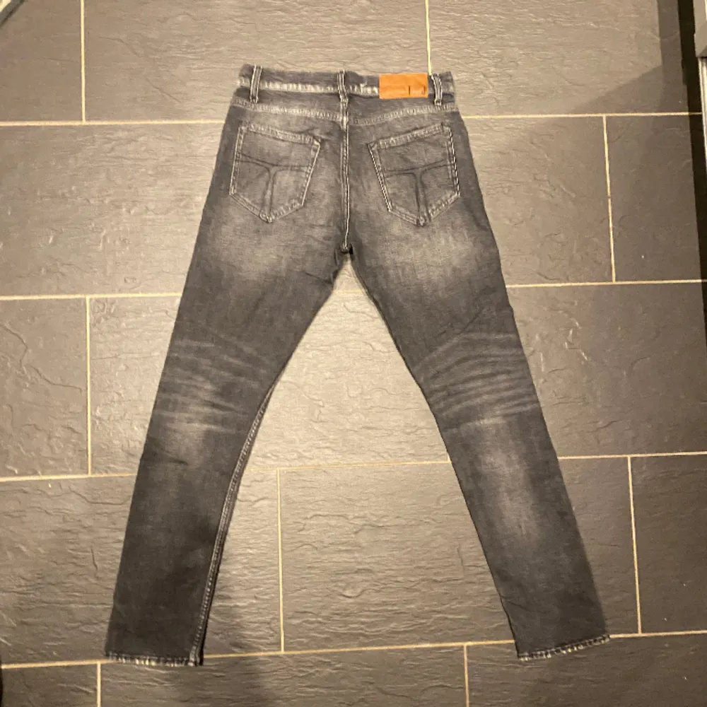 Riktigt fräsha Tiger of Sweden jeans i bra skick utan några defekter.  Storlek: 29/32  Nypris: 1899 kr  Vårat pris: 699 kr. Jeans & Byxor.