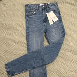 Oanvända jeans från Zara. Fin blå färg med alla tags kvar. Säljes pga. Passar ej och rensar garderoben för nytt. Köpta för 359kr.