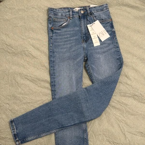 Vintage skinny  - Oanvända jeans från Zara. Fin blå färg med alla tags kvar. Säljes pga. Passar ej och rensar garderoben för nytt. Köpta för 359kr.