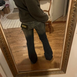 Lågmidjade bootcut jeans  - Lågmidjade bootcut jeans som är helt nya! Midjemått 35 cm, innerbenslängd 83 cm❤️‍🔥