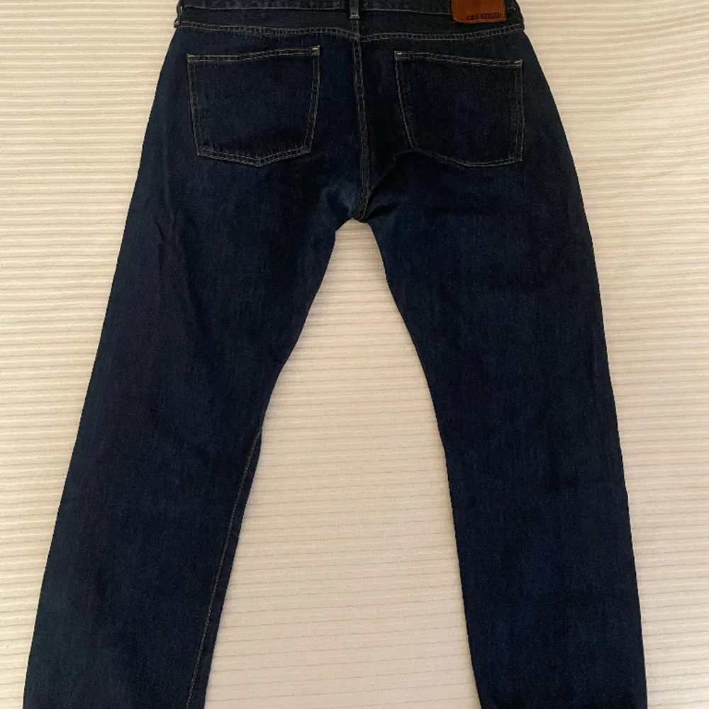 Premium jeans med selvage gjorda av ett svenskt märke i Italien.  Benlängd: 75 cm Midja: 36 tum Pris: 400 Nypris: runt 2200 Modell: M2 Regular Tvätt: Authentic aged Material: 100% bomull. Jeans & Byxor.