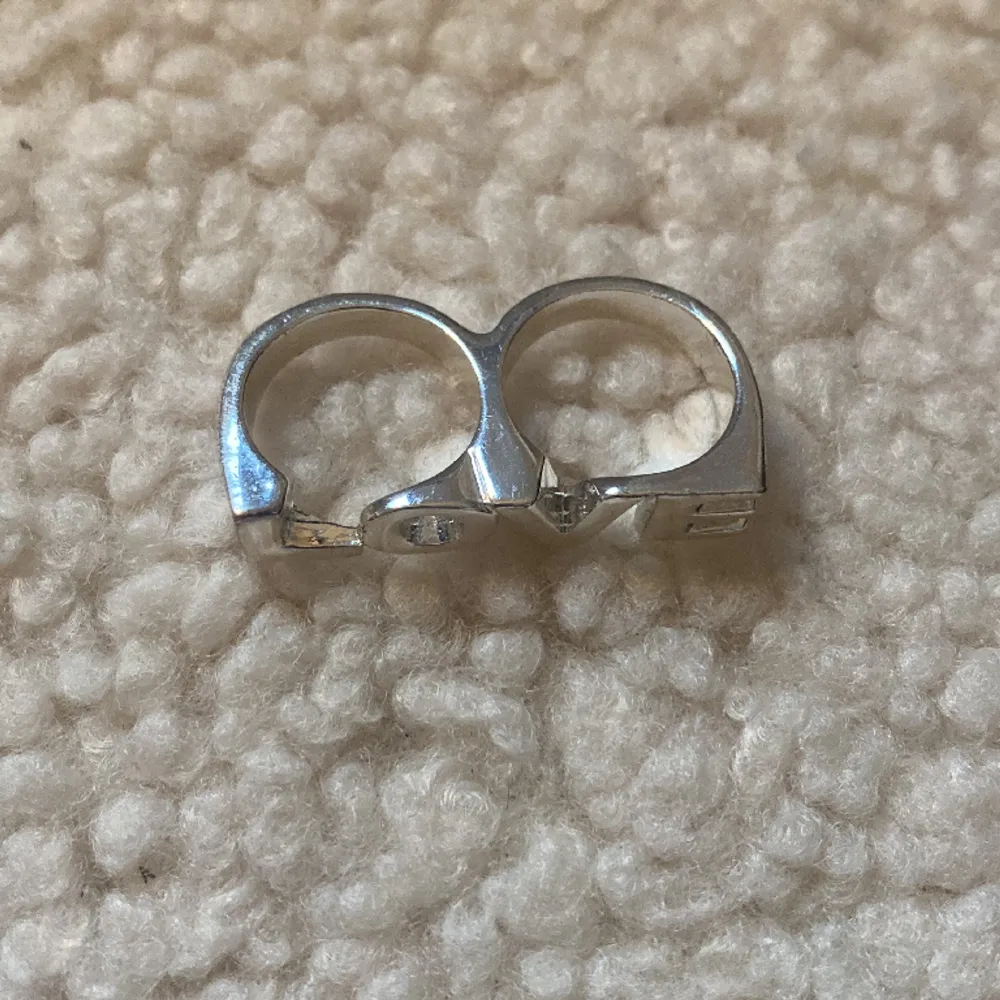 Jätte fin ring som är en dubbel ring. Accessoarer.