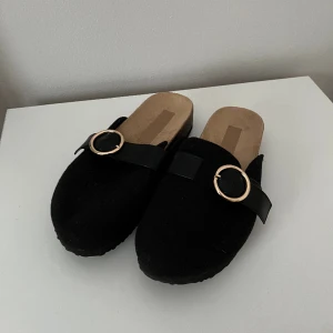 Tofflor - Tofflor jag köpt second hand men märke är Asos! Endast testade av MIG men då de legat i garderoben har de lite damm osv som jag självklart tar bort efter bästa förmåga innan de skickas iväg! Strl 39.