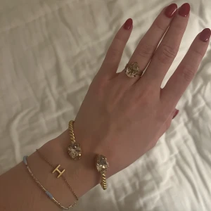 Carolina Swedbom smycken  - Säljer mina fina smycken då de ej används längre, köp tillsammans för 750kr eller ringen för 350kr och Armbandet för 450kr, ❤️ENDAST RINGEN KVAR❤️
