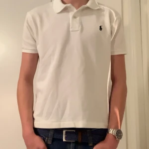 POLO RALPH LAUREN - VIT PIKÉ  - Polo Ralph lauren - vit piké - skick: 9,5/10 - nypris: 1200:- mitt pris: 379 :- Frågor? Skriv! 