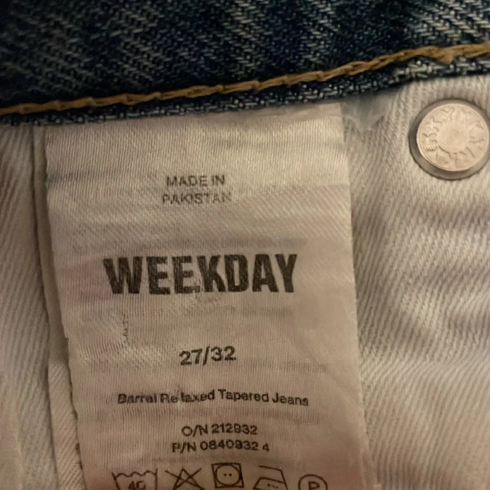 Snygga ljusblå washed jeans från Weekday, modell barrel. Storkelen är 27/32. Använt skick men inga direkta defekter, enstaka fläck som inte syns. Pris kan diskuteras vid snabb affär! Fråga om du undrar något!. Jeans & Byxor.
