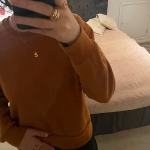 Collagetröja - Säljer denna super fina collage tröjan från Primark i storlek S, tröjan är använd ett fåtal gånger men är som ny